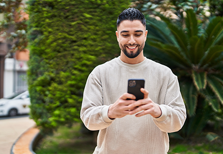 Persona árabe contenta